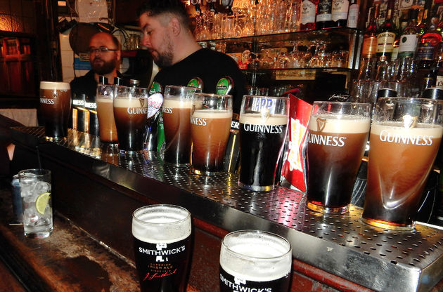 Guinness tussen de locals in O`Donoghues