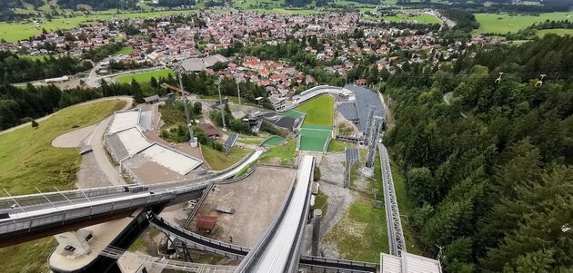 De skischans van Oberstdorf. Zou jij hier op twee latten naar beneden gaan?