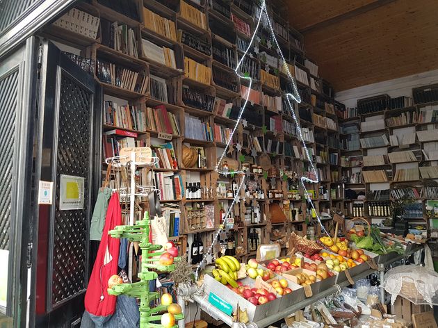 Inkijkje bij de groenteman die ook de lokale bibliotheek weet te runnen