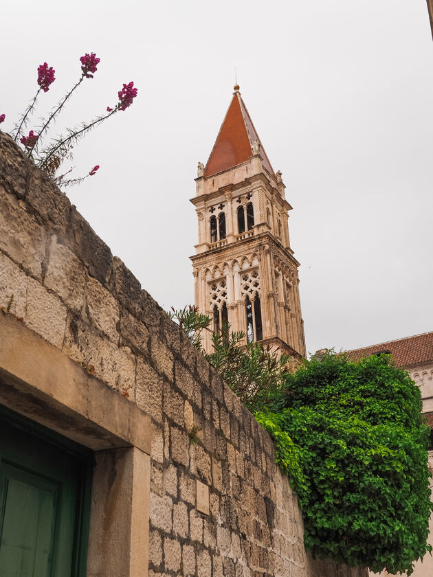 Beklim de klokkentoren van Trogir voor een panoramisch uitzicht
