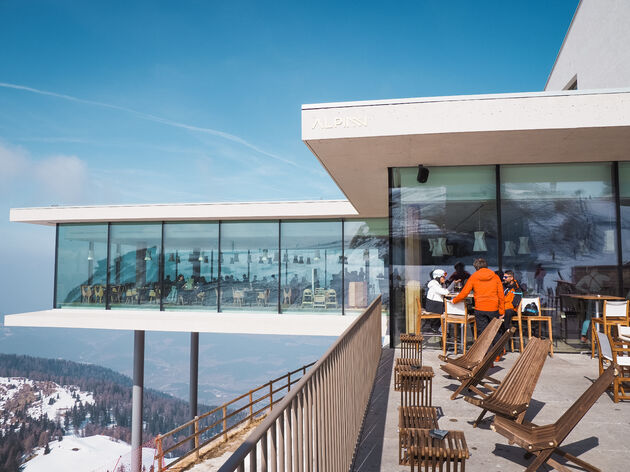 Aan de linkerkant lunch je op grote hoogte bij restaurant Alpinn