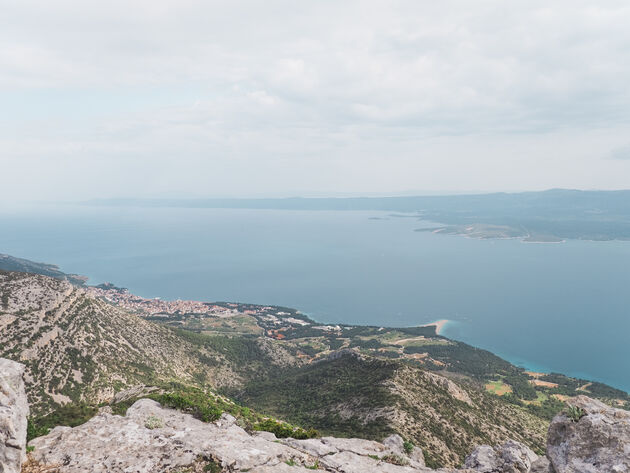 Vanaf de heuvels zie je het Zlatni Rat strand goed liggen door zijn kenmerkende vorm