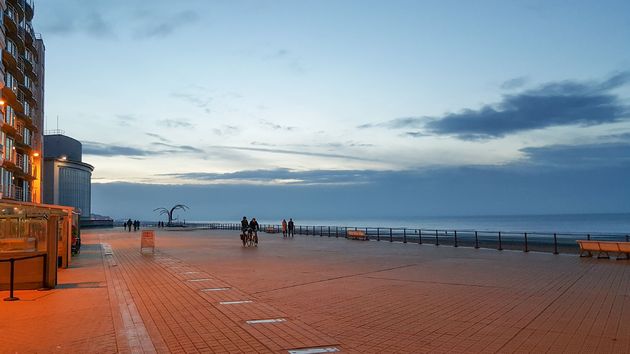 En de boulevard bij zonsondergang