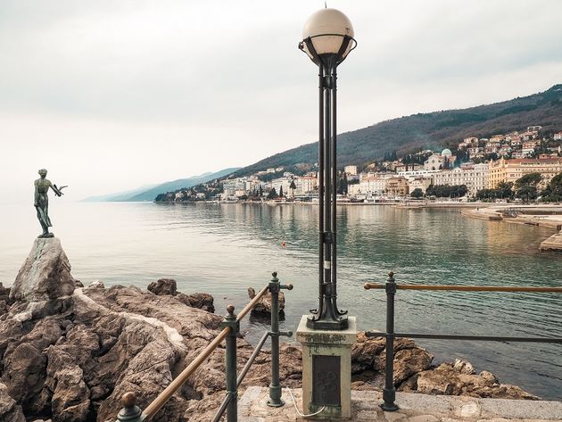 Het boegbeeld van Opatija: het beeld van het meisje met de zeemeeuw.