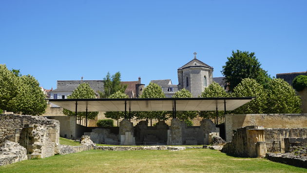 Aan de achterkant van de Kloosterkerk bevinden zich oude opgravingen