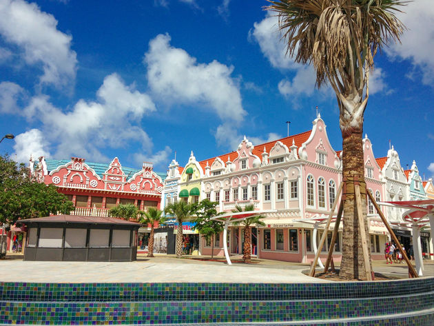 Kleurrijk Plaza Daniel Leo in Oranjestad