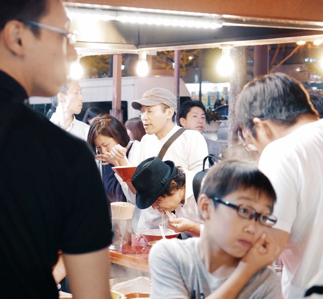 Lekker staand noodles slurpen; kan gewoon in Osaka (en in de rest van Japan ook)