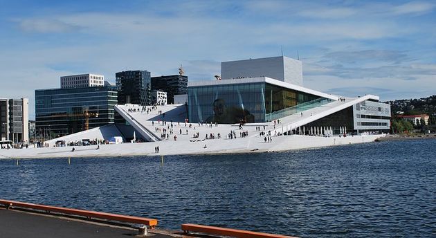 Drink een drankje aan het water van het Opera House in Oslo