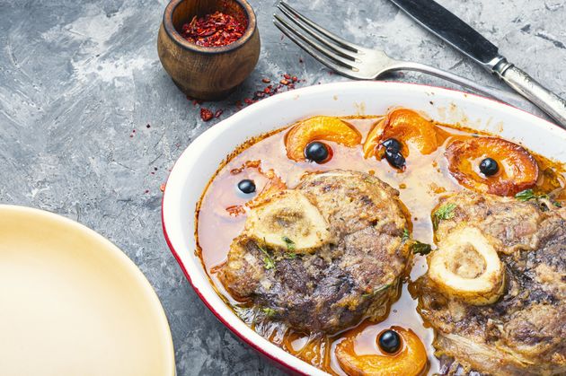 Ossobuco alla Milanese eet je het lekkerst in Milaan \u00a9 nikolaydonetsk - Adobe Stock