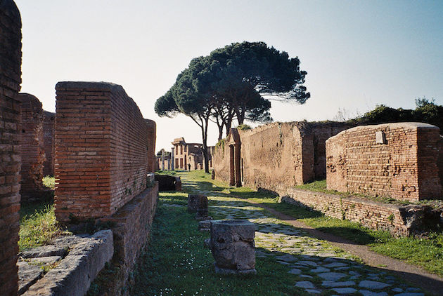 De ru\u00efnes van Ostia Antica. Foto credits: Flickr CC Michael Day.
