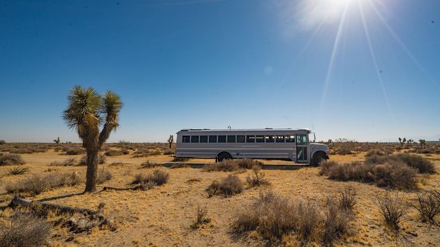 De oude schoolbus in de Amerikaanse woestijn