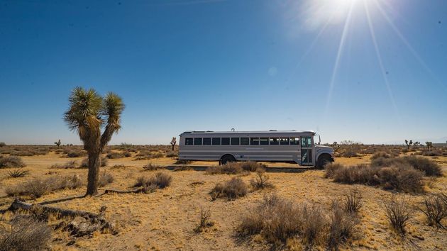 De oude schoolbus in de Amerikaanse woestijn