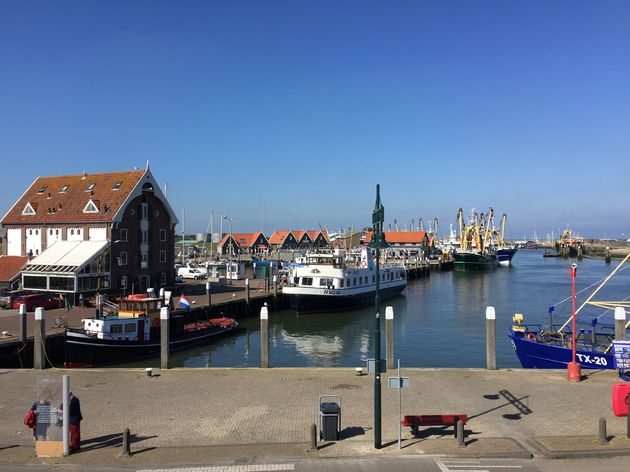 De kade en enkele vissersboten in Oudeschild