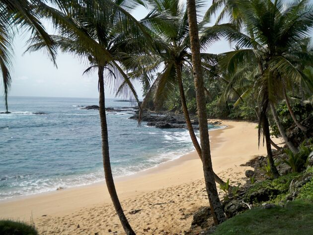 <em>Dit soort stranden vind je overal op de eilanden van S\u00e3o Tom\u00e9<\/em>