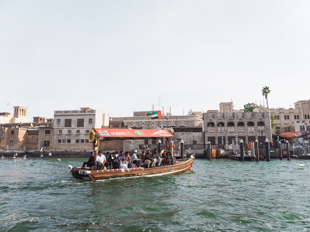 Steek de Dubai Creek over in een traditionele abra