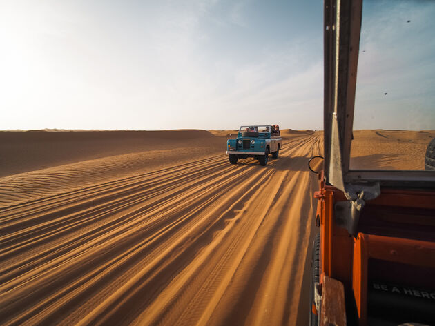 Met vintage Land Rovers rijden we de woestijn in