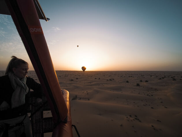 Vanuit de luchtballon hebben we een magisch uitzicht over de woestijn bij zonsopkomst