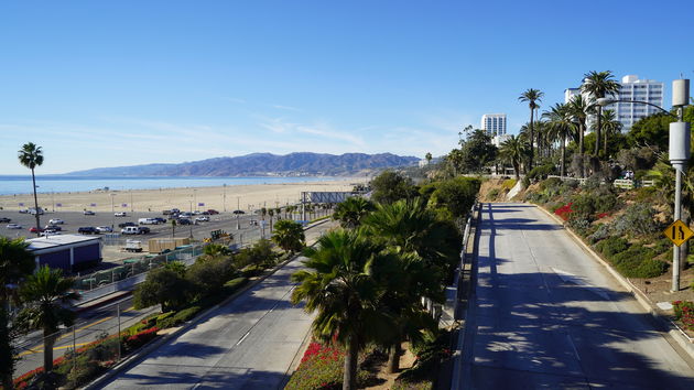 Als je naar de Pier loopt passeer je fameuze Pacific Coast Highway. Een van de mooiste roadtrips