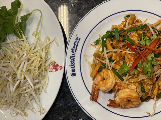 Ga Pad Thai eten bij restaurant Thipsamai.