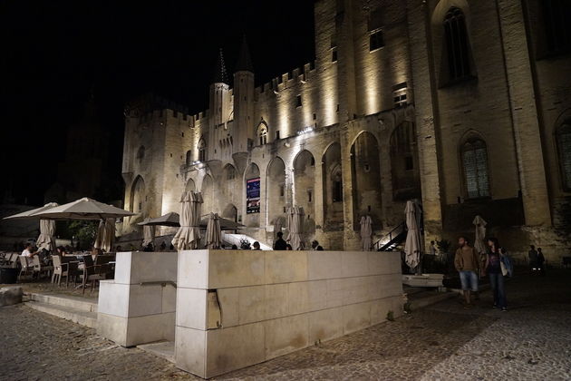 Het Palais des Papes in de avond