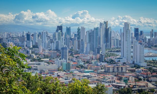 Uitzicht op de wolkenkrabbers van Panama City