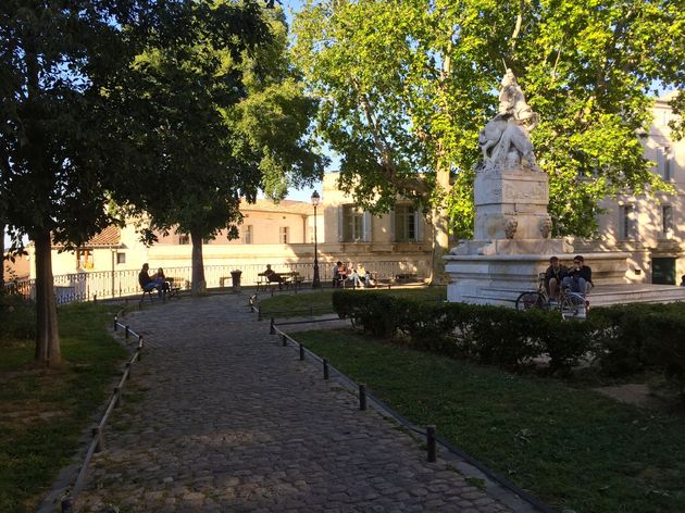 Een klein parkje naar de kathedraal in het oude centrum