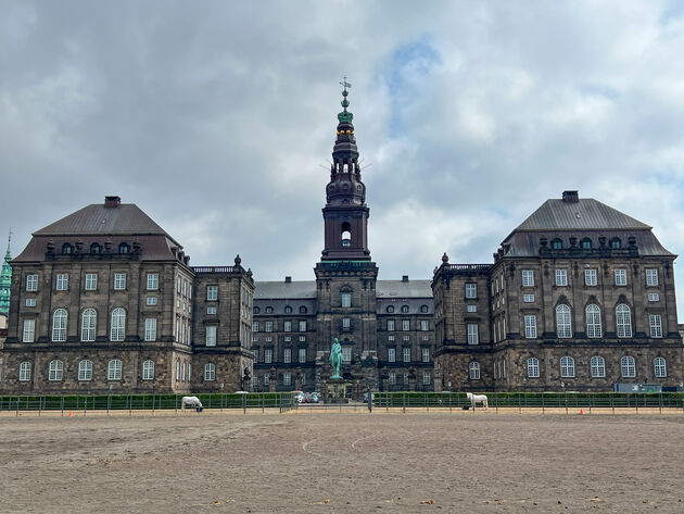 Het statige parlementsgebouw gebouw op de burcht