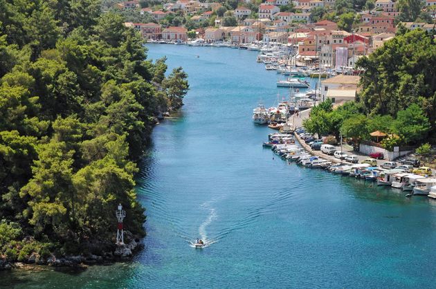 De idyllische haven van Paxi in de Ionische Zee \u00a9 giorgoskouvelis - Adobe Stock