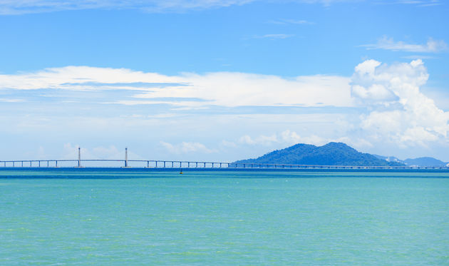 De indrukwekkende Penang BridgeFoto: nichayap - Adobe Stock