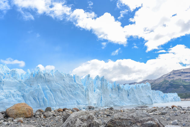 De Perito Morenoglestjer van dichtbij. Soms breken er stukken ijs af, een oorverdovend lawaai.
