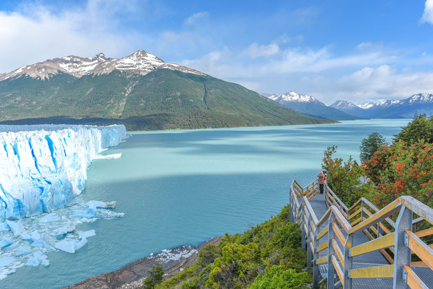 Naast de gletsjer ligt een meer met een prachtige kleur blauw.
