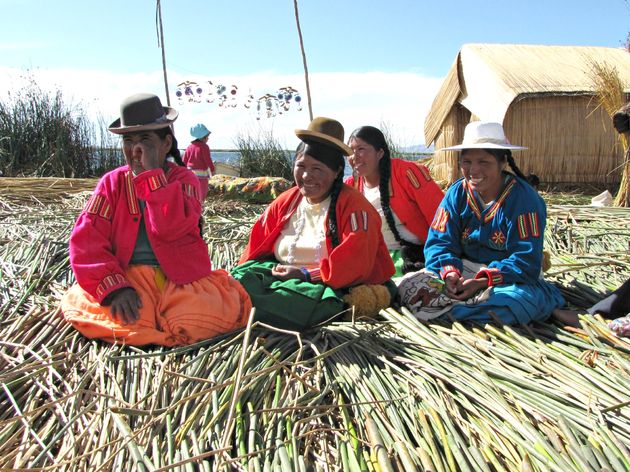 Locals rondom het Titicaca-meer