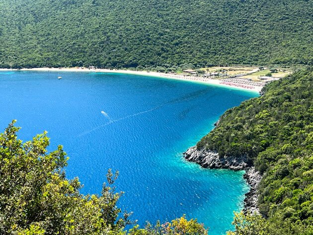 Het mooie Petani Beach op schiereiland Paliki