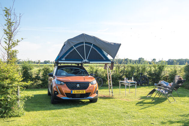 Een fijne plek voor onze Peugeot 2008 met toffe daktent van Sheepie!