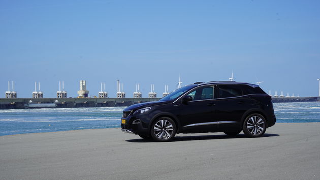 Onze vertrouwde Roadtripper, de Peugeot 3008 Hybrid bij de Stoormvloedkering