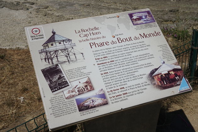 De gedenksteen in La Rochelle van Du Phare du bout du Monde wat vuurtoren betekent