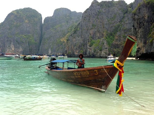 Heel veel bootjes die toeristen naar de Phi Phi-eilanden brengen