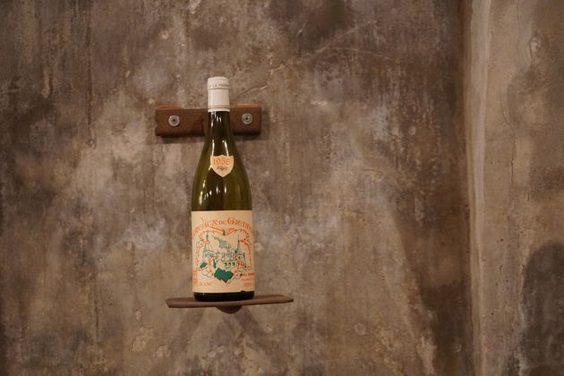 Oude wijnflessen sieren de muren bij het `Domaine` van Philippe Poupat & Fils