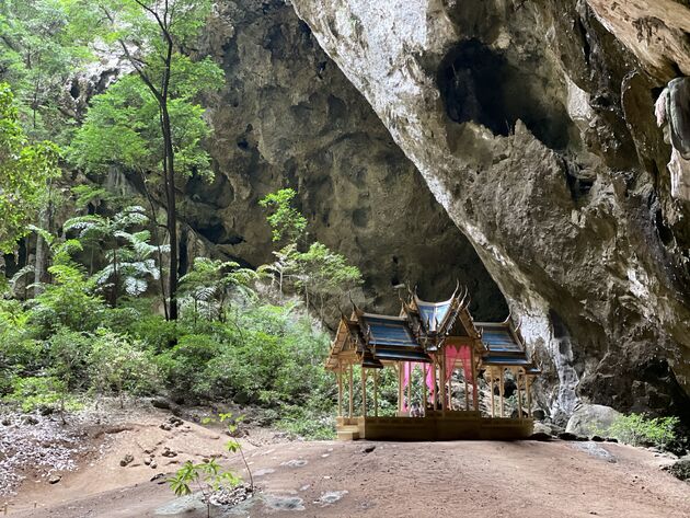 <em>De magische Phraya Nakhon cave met het kleurrijke paviljoen dat opdoemt uit het niets.<\/em>