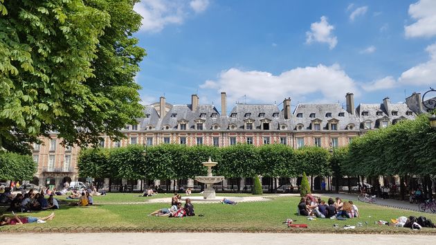 Chillen in het park van Place des Vosges, een van de mooiste plekjes in Parijs