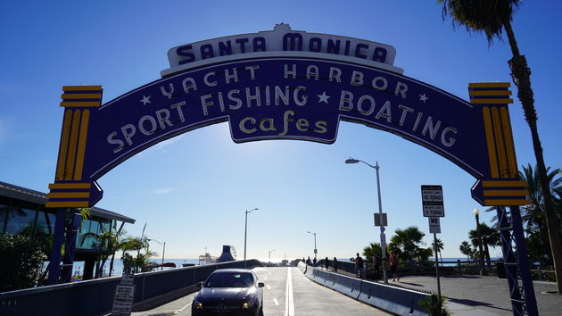 De entree van de Pier van Santa Monica