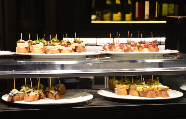 Pinchos, te herkennen aan het stokje, zijn net als tapas, een heerlijk diner!