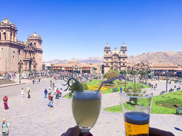 Pisco Sour met uitzicht op het mooiste plein van Cuzco: good memories! 