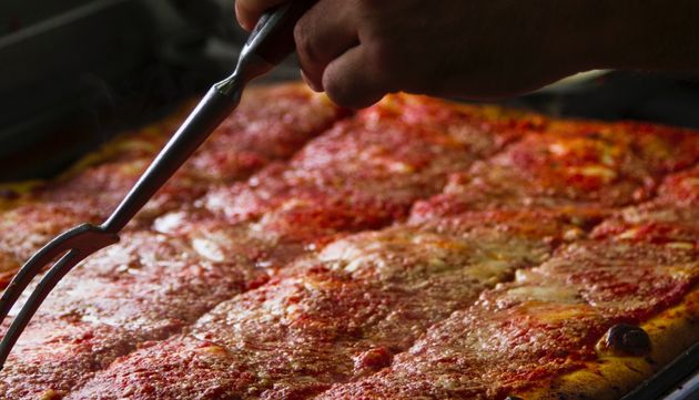 Een van de beste pizza`s in New York City eet je bij Spumoni Gardens