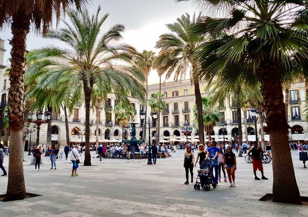Het Pla\u00e7a Reial het mooiste plein van Barcelona.