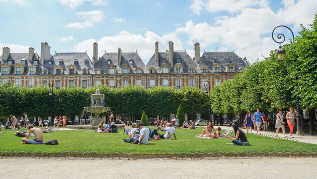 Place des Vosges is het oudste en mooiste plein van Parijs