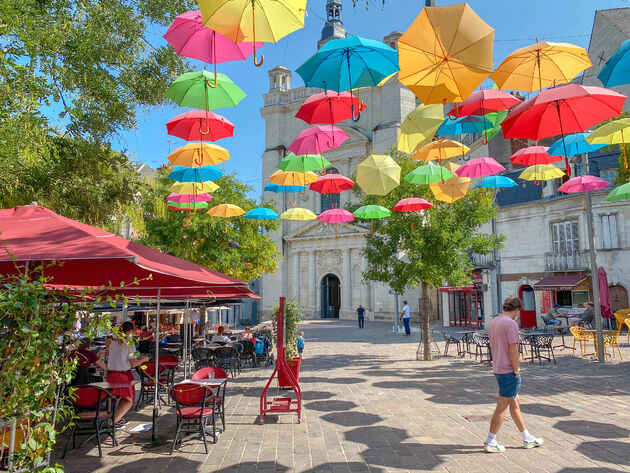 Place Saint-Pierre is veruit het leukste - en meest kleurrijke - plein van Saumur