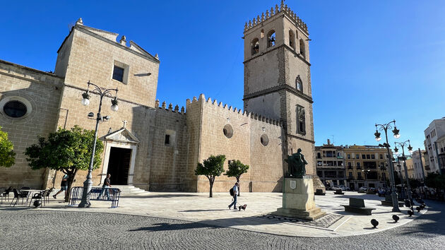 Het Plaza de Espa\u00f1a van Badajoz met links de\nCatedral Metropolitana de San Juan Bautista