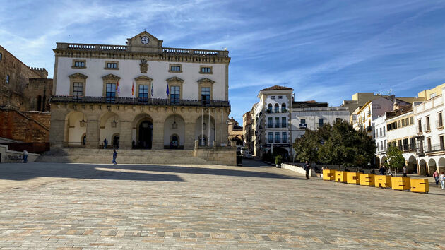 Het Plaza Mayor van Caceres met links de oude stad