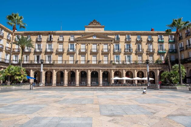 Voor lekkere pinxtos en leuke terrasjes moet je op Plaza Nueva zijn